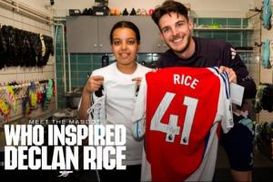 暖男赖斯邀请小球童参观训练中心，并送出签名球衣和战靴