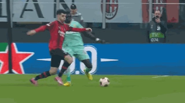 【欧联】吉鲁建功，米兰4-2十人布拉格斯拉维亚